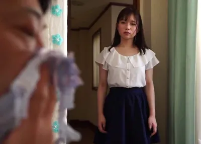 Con mèo nhỏ phát hiện bố dượng biến thái ngửi đồ lót của mình