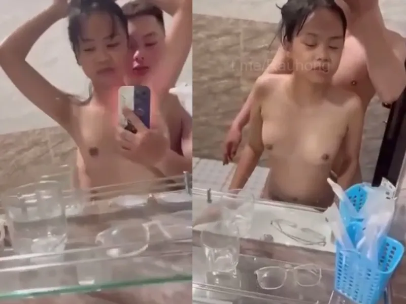 Dáng mảnh em cùng anh bồ xoạc trước gương quay kỉ niệm